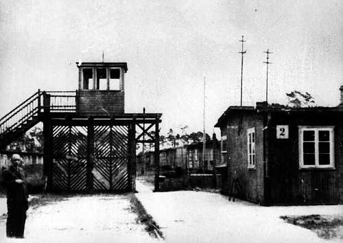 Sztutowo
<div>Zdj&#281;cia przedstawiaj&#261; g&#322;&oacute;wn&#261; bram&#281; (wej&#347;ciow&#261;) do obozu koncentracyjnego Stutthof. Status &quot;pa&#324;stwowego obozu koncentracyjnego&quot; uzyska&#322; on dnia 07 stycznia 1942 roku. Faktycznie za&#322;o&#380;ony zosta&#322; w chwili wybuchu II wojny &#347;wiatowej dnia 02 wrze&#347;nia 1939 roku. Usytuowany niedaleko wsi Stutthof, w obr&#281;bie Wolnego Miasta Gda&#324;ska, w I fazie swojego istnienia mia&#322; odegra&#263; szczeg&oacute;ln&#261; rol&#281; w realizacji rozwi&#261;zania kwestii polskiej na terenie Pomorza Gda&#324;skiego. To tu ju&#380; od pierwszych dni wojny osadzano ocala&#322;ych z pogrom&oacute;w, jakich dokonywa&#322;y specjalne grupy operacyjne policji i s&#322;u&#380;by bezpiecze&#324;stwa. Liczb&#281; ofiar obozu koncentracyjnego Stutthof szacuje si&#281; na oko&#322;o 63 tys. do 65 tys., w&#347;r&oacute;d nich oko&#322;o 28 tys. to wi&#281;&#378;niowie narodowo&#347;ci &#380;ydowskiej. Przez bram&#281; widniej&#261;c&#261; na zdj&#281;ciach przeprowadzano przywiezionych transportami wi&#281;&#378;ni&oacute;w. </div><div>Informacje i nowe zdj&#281;cia przygotowa&#322;a: Ma&#322;gorzata Chodu&#324;</div><div>Stare zdj&#281;cia udost&#281;pniono dzi&#281;ki uprzejmo&#347;ci Archiwum Muzem Stutthof. </div>

